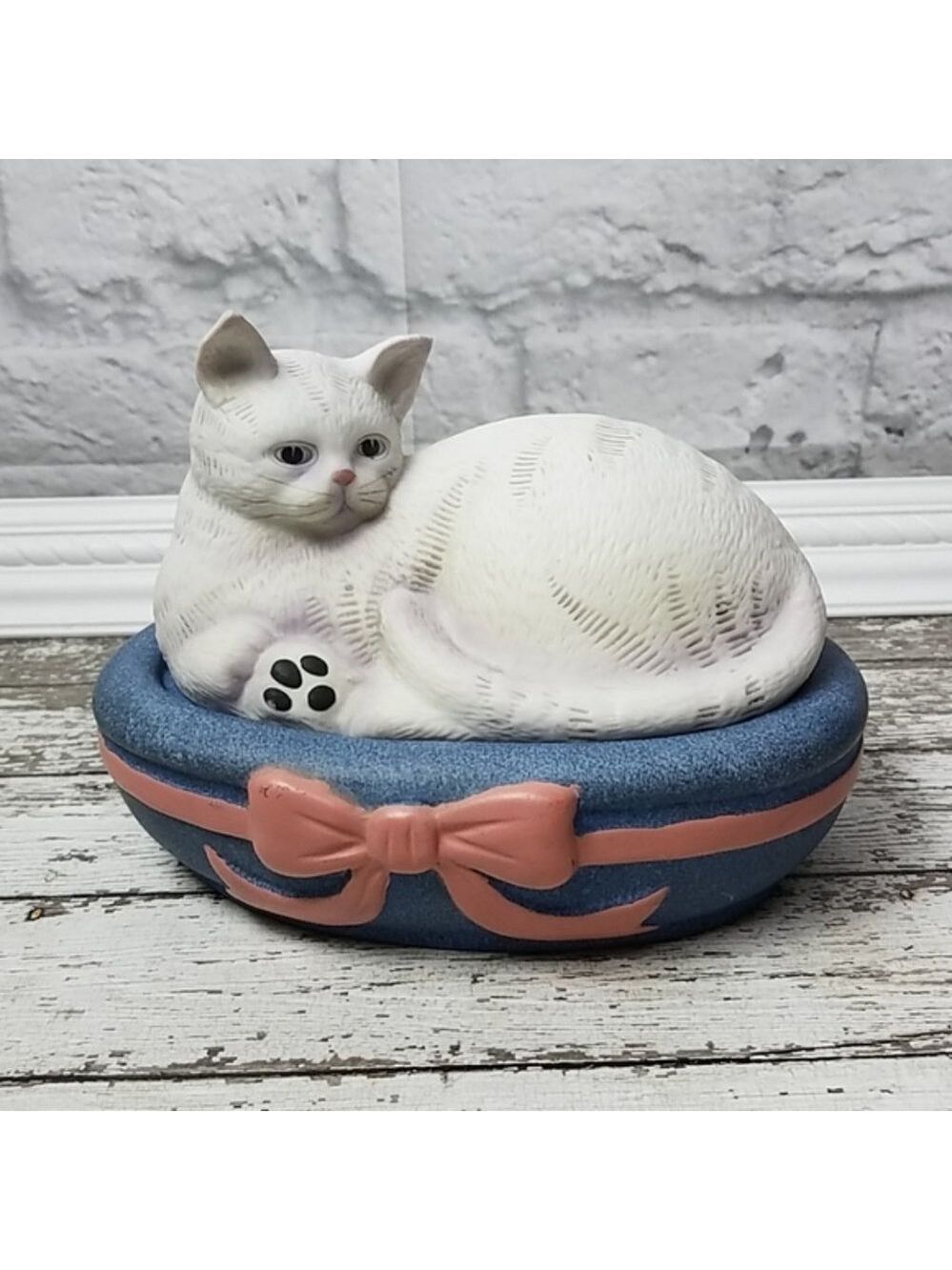 Mary Lake Thompson for Silvestri Cat Resting box
